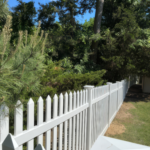 vinyl-picket-fence-install2