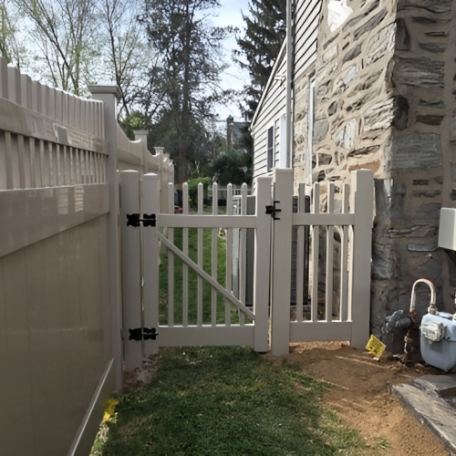 vinyl-privacy-fence-replacement-in-broomall-pa-1